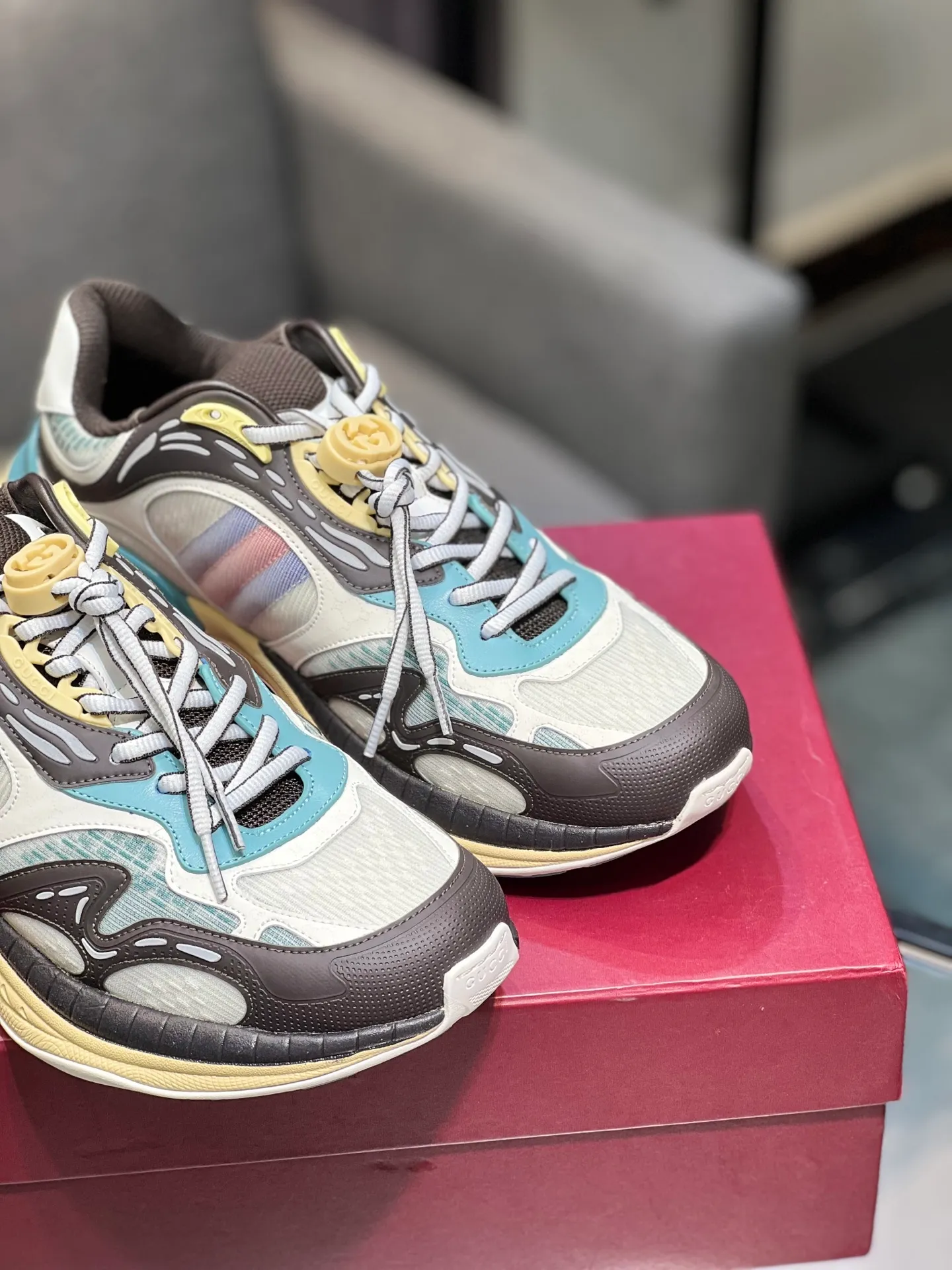 Men's Men's Shoes 💰900 Gucci Gucci 2.0 Sports Shoes Couple's Style Retro Casual Shoes Running Shoes Original Purchase, Development, Production Gucci 2.0 Sports Shoes reinterpret the brand's iconic striped webbing elements. This sneaker reinterprets the iconic details, using thick EVA soles with a smart silhouette, bringing a stable and comfortable wearing experience. Exquisite packaging at the delivery counter. Fabric: original imported cowhide + technical fabrics. Lining: original imported breathable mesh. Sole: original molded ultra-light foam rubber. Bottom thickness: 4CM. Size: 35-40 for women / 39-45 for men.
